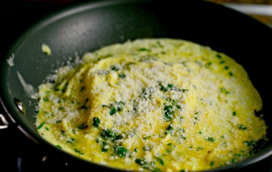 1. Этап. Омлет с пармезаном: 5. Сверху мелко натрите пармезан.