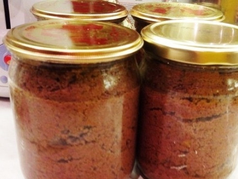 1. Этап. Печеночный паштет на зиму в банках: После сигнала достаем банки и закатываем их крышками, прячем под одеяло до остывания, а потом — в прохладное место.