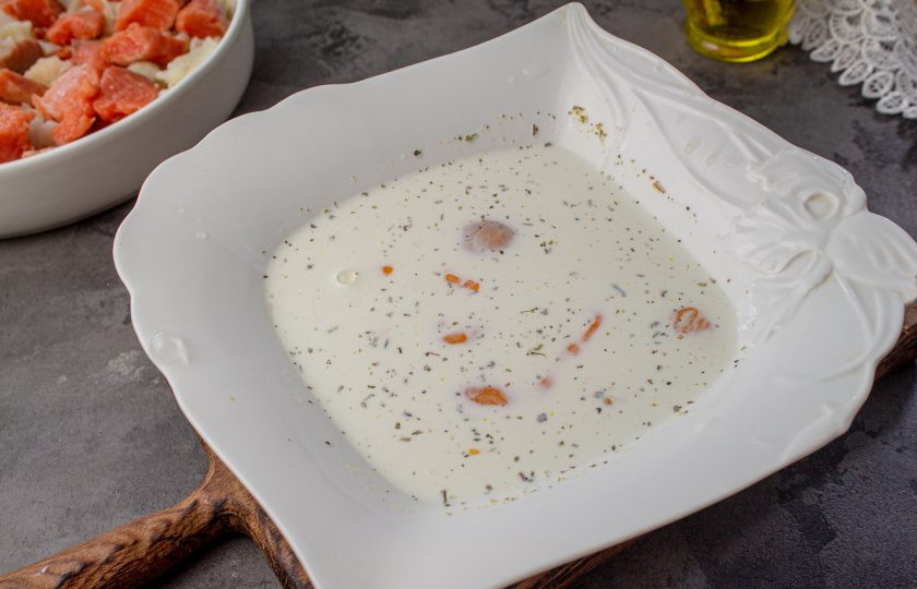 1. Этап. Запеканка из цветной капусты и семги: Подготовьте молочно-яичную заливку. Смешайте куриные яйца, сливки, соль и черный молотый перец. Можете добавить ваши любимые специи по вкусу.