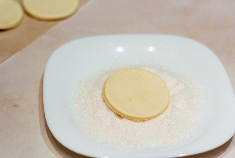 1. Этап. Творожное печенье Ушки: Каждый кружок обваляйте в сахаре с одной стороны.