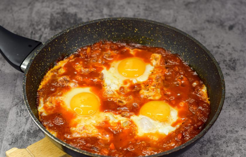 1. Этап. Шакшука: Готовьте шакшуку на небольшом огне, 3-4 минуты, в процессе не накрывайте крышкой, чтобы желток остался жидким.