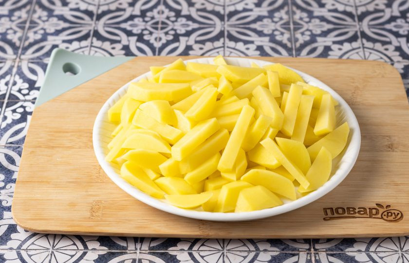 1. Этап. Жареная картошка на оливковом масле: Картофель помойте, очистите от кожуры и нарежьте брусочками.