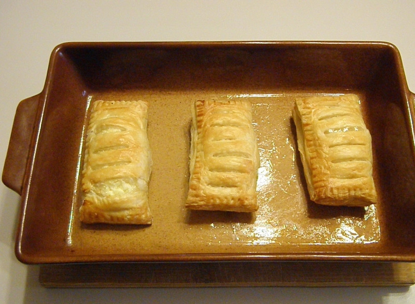 1. Этап. Слойки с творогом из готового слоеного теста: Готовые слойки снимите с противня и остудите. Приятного чаепития!