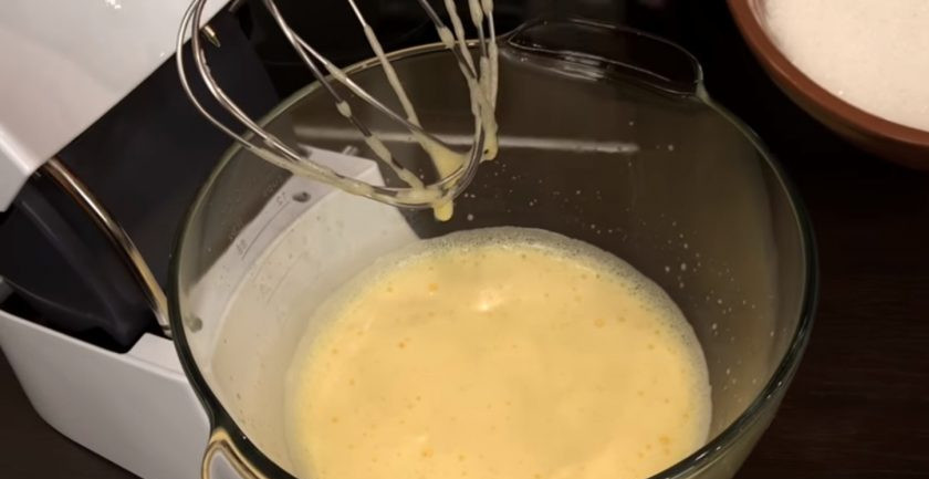 1. Этап. Пирог на фанте (очень высокий): 1. Яйца комнатной температуры взбейте миксером в течение 3 минут до пышной массы. Добавьте весь сахар и взбейте миксером до его растворения в течение 4-5 минут.