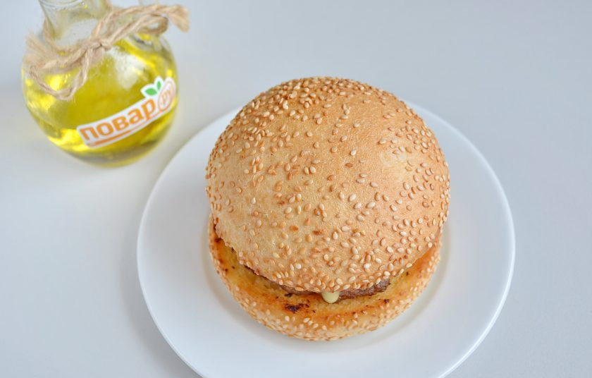 1. Этап. Очень вкусный бургер: 11. И завершает бургер вторая половина жареной булочки. Готово!