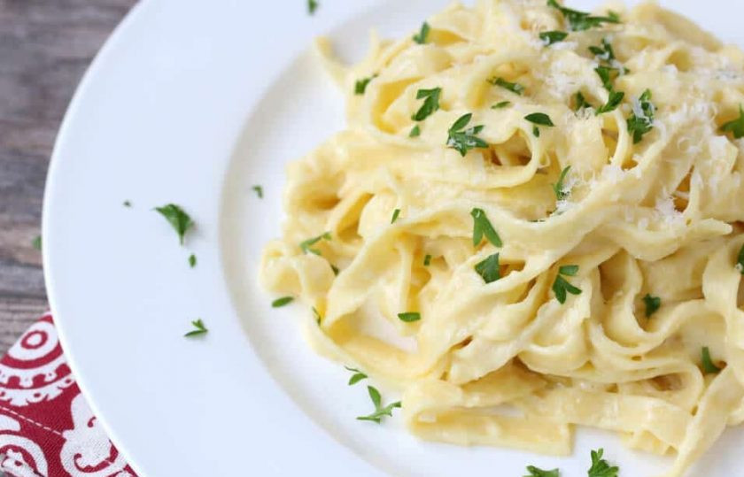 1. Этап. Феттучини Альфредо: 13. Подавайте блюдо сразу после приготовления, украсив свежей зеленью и тертым сыром. Приятного аппетита!