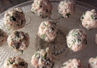 1. Этап. Рыбные тефтели на пару: Добавить в фарш зелень, сформировать тефтели и выложить в один ряд в пароварку. Готовить тефтели на пару 10 минут.