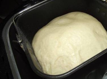 1. Этап. Тесто в хлебопечке для пирогов: Вставляем форму с ингредиентами для теста в хлебопечку, закрываем крышку и включаем программу 