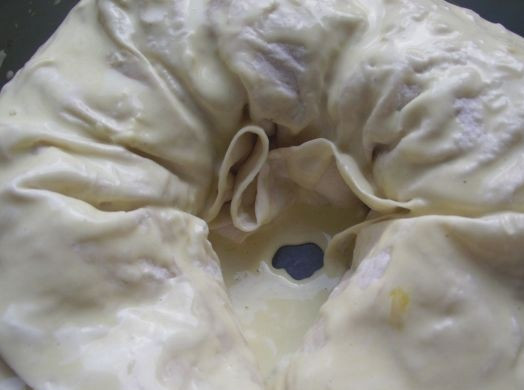 1. Этап. Лаваш с фаршем и сыром: 11. В небольшой мисочке взбить яйцо с остатками соуса и вылить сверху. Отправить форму в разогретую духовку минут на 20. Затем добавить тертый сыр и снова отправить запекаться лаваш с фаршем и сыром в домашних условиях до готовности.