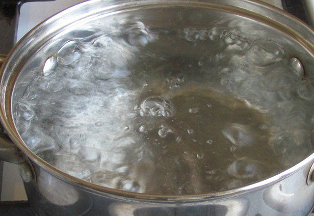 1. Этап. Самогон из мёда: В кастрюлю налейте воду, доведите до кипения и добавьте мед.