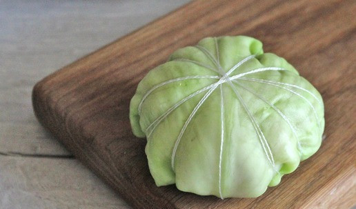 1. Этап. Голубцы «Необычные»: Кулинарными нитками перевяжите этот капустный «шар».