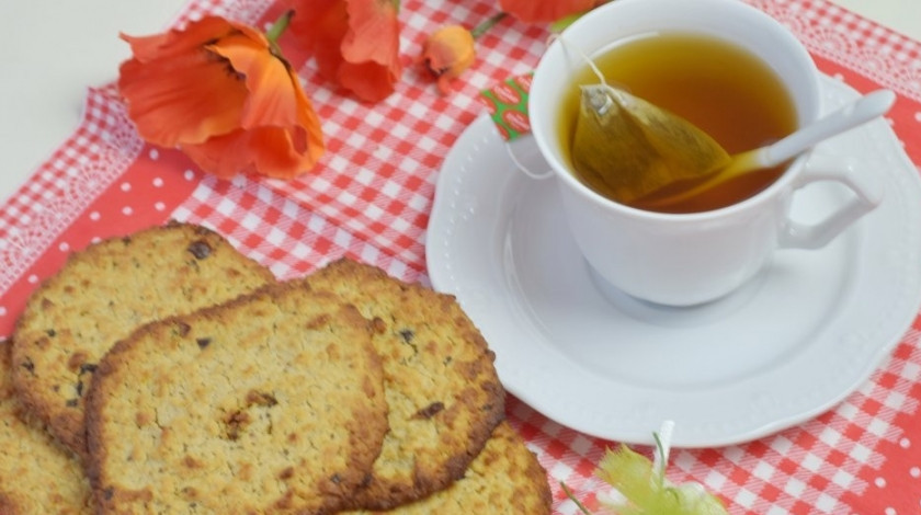 1. Этап. Овсяное печенье с медом на кефире: Печенье запекайте при 170 градусах в течение 30 минут. Приятного чаепития!