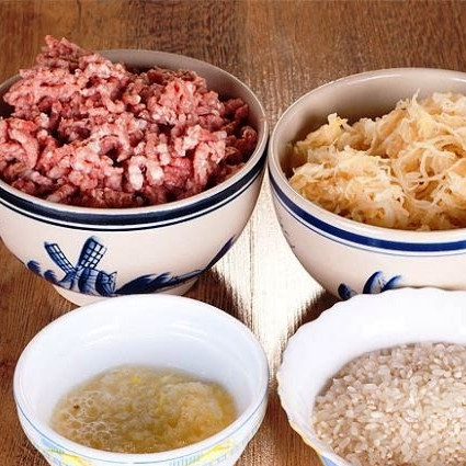 1. Этап. Слоеная капуста по-трансильвански: Вот наши ингредиенты. Сразу скажу, что при желании квашеную капусту можно заменить свежей, а фарш можно взять любой - свиной, говяжий, куриный или смешанный.