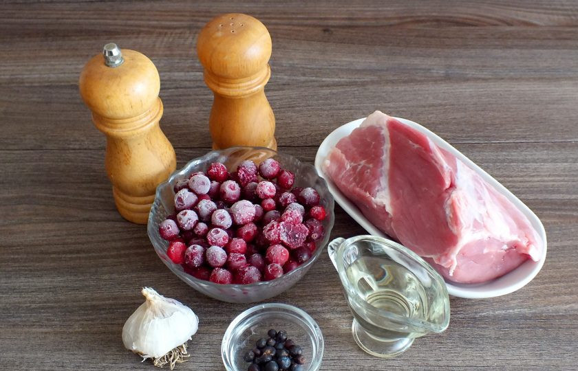 1. Этап. Буженина с клюквой: Подготовьте необходимые ингредиенты.