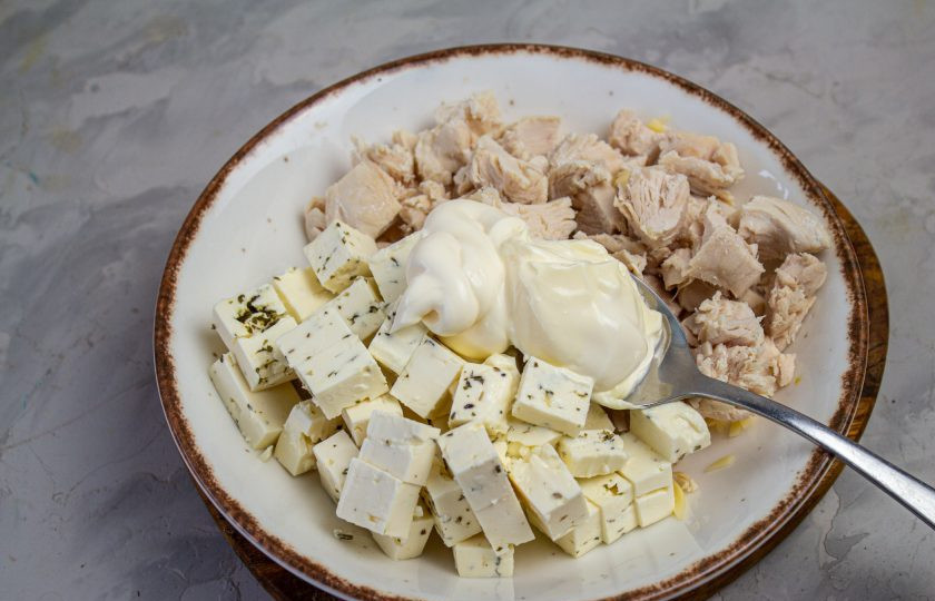 1. Этап. Салат Снежная горка: Добавьте майонез и перемешайте ингредиенты. Если необходимо, то посолите по вкусу.