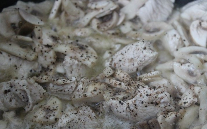 1. Этап. Индейка в сырном соусе: 5. Тушим около 15 минут, добавляя соль и специи по вкусу. Неплохо будет с индейкой сочетаться и зелень, особенно укроп. Я решила на этот раз не добавлять, обошлась традиционным рецептом.