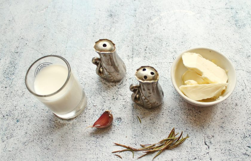 1. Этап. Белый сливочный соус: Подготовьте все необходимые ингредиенты для приготовления белого сливочного соуса.