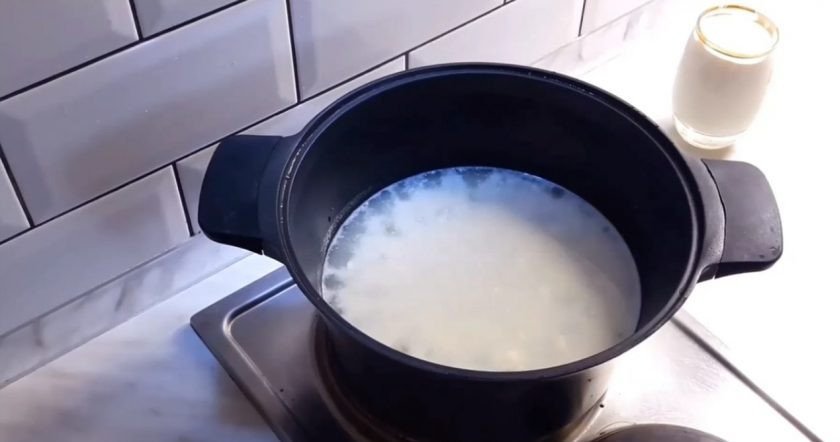 1. Этап. Бруност (коричневый сыр): 1. В этом рецепте используется только два ингредиента (обязательно свежих). Для начала налейте в кастрюлю сыворотку и поставьте на средний огонь на 1 час 15 минут, чтобы масса уварилась.