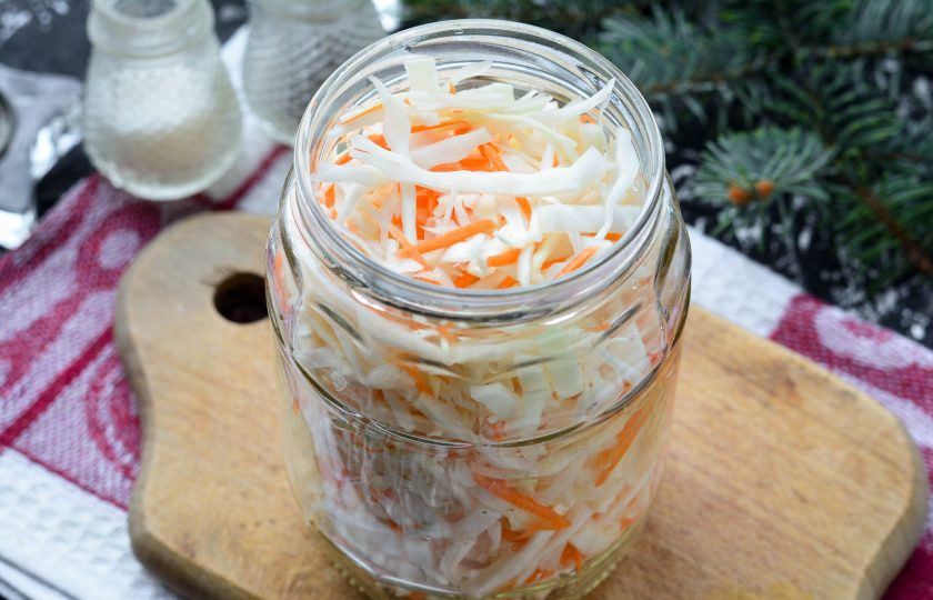 1. Этап. Капуста на зиму в банках: Сложите капусту в банку, придавливая. Оставьте на 2-3 дня на столе, прикрыв крышкой. Капуста станет сочной и начнет бродить.