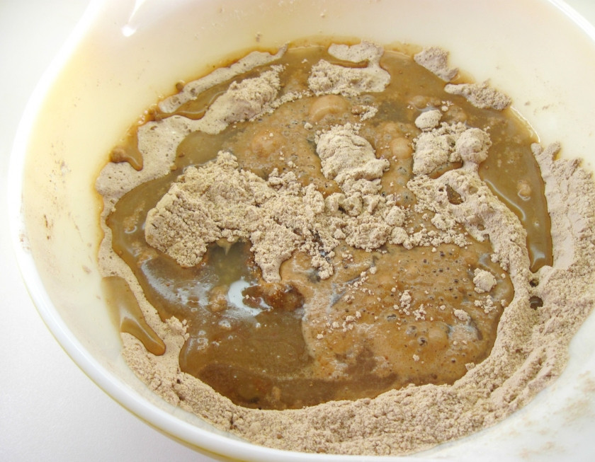 1. Этап. Крейзи кейк постный: Затем добавьте воду и масло, а также уксус - то есть все жидкие ингредиенты. Перемешайте до однородности миксером или венчиком.