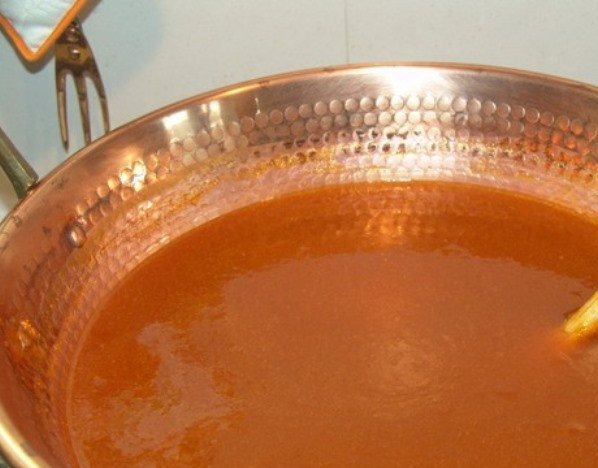 1. Этап. Мармелад из персиков: Во время варки мармелад постоянно помешивайте деревянной ложкой.