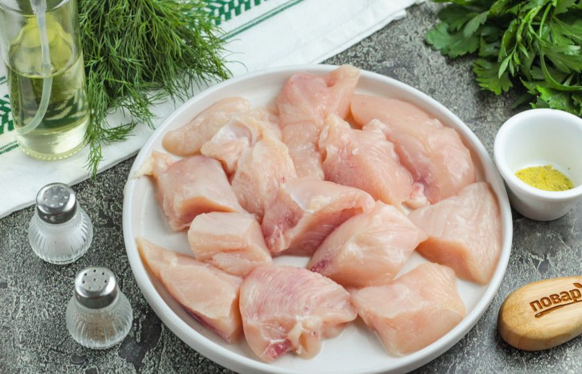 1. Этап. Наггетсы в аэрогриле: Филе нарежьте на порционные кусочки по своему вкусу. Чем больше нарезка, тем больше времени она будет обжариваться.