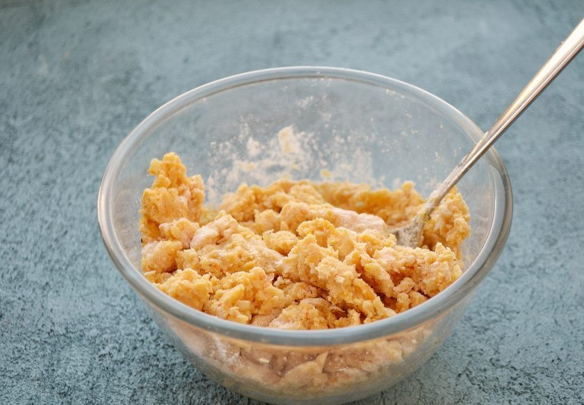 1. Этап. Постный фалафель: Добавьте в миску специи, соль и муку. Выжмите из лимона 3-4 ст. ложки сока, хорошенько перемешайте смесь.