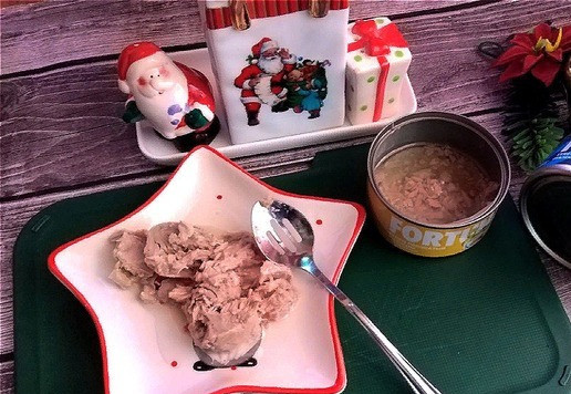 1. Этап. Картофельная запеканка с консервированным тунцом: Для запеканки подойдут любые консервы ТМ FORTUNA из тунца. Я буду использовать в масле. Чтобы сделать запеканку более диетичной, возьмите тунца в собственном соку. Можно взять уже измельчённого. Это выбор ваш. Картофель нужно отварить для пюре в подсоленной воде. Я буду использовать тунца в масле и выну кусочки из банки на тарелку ложкой-шумовкой, давая маслу стечь. Измельчу до небольших фрагментов.