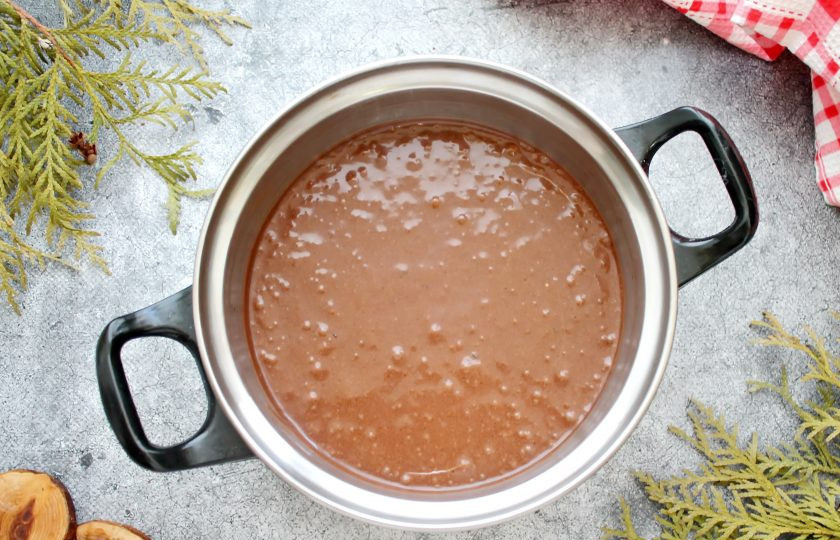 1. Этап. Шоколадные панкейки на кефире: Смешайте обе массы в густое, однородное тесто. Дайте постоять при комнатной температуре 10 минут.