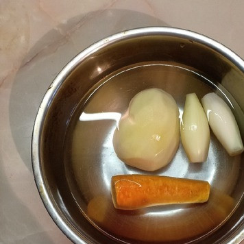 1. Этап. Суп рыбный с перловой крупой: Лук, морковь и картофель вымыть и очистить.