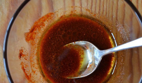 1. Этап. Мясо на косточке в духовке: А теперь приготовим глазурь для мяса. Для этого смешаем ложку масла, лимонный сок, мед и паприку.