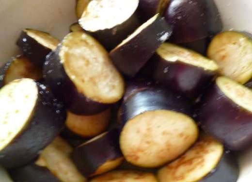 1. Этап. Жаркое с баклажанами и картошкой: Баклажаны порежьте толстыми кольцами, посолите и отставьте.