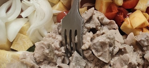 1. Этап. Салат с печенью трески «Мужская сила»: Сюда же нарезаем печень трески.