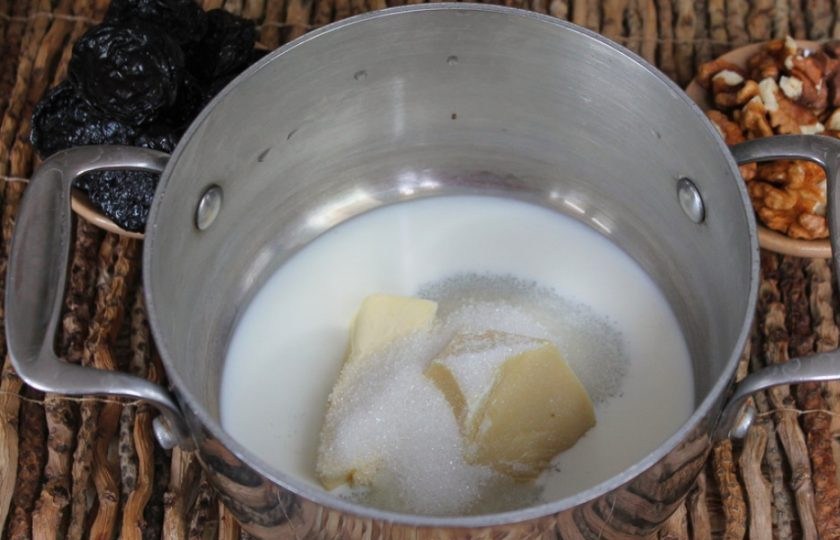 1. Этап. Чернослив с орехом в шоколаде: Насыпаем сахар. Ставим кастрюлю на малый огонь и периодически перемешиваем. Сахар и масло должны полностью раствориться.