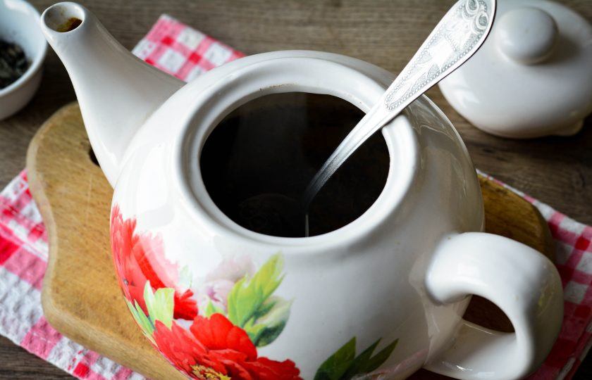 1. Этап. Зеленый чай с корицей для похудения: Вскипятите воду до 80-90 градусов, залейте чай кипятком.