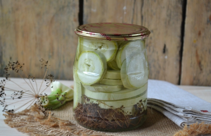 1. Этап. Маринованные кабачки на зиму: 9. Затем баночки закатайте, переверните и оставьте остывать при комнатной температуре. На следующий день баночки можно убирать в погреб или в кладовку.