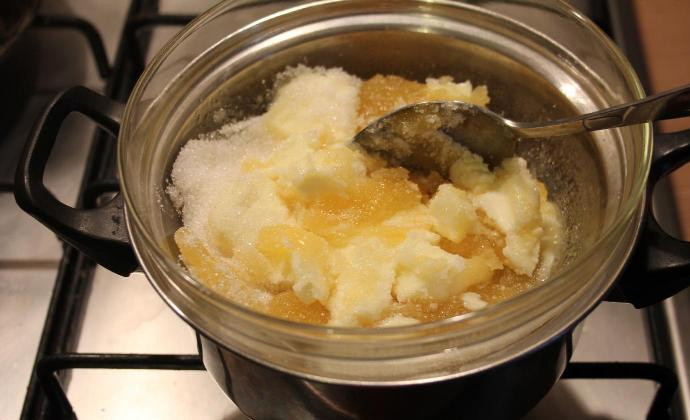 1. Этап. Новогоднее печенье на елку: Соедините в миске мед, сахар, масло, соду и прогрейте в течение 5 минут на водяной бане. Постоянно помешивайте.