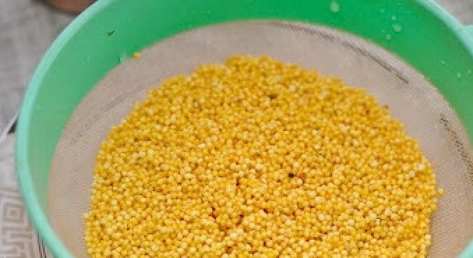 1. Этап. Пшенный суп: Пшено высыпать в дуршлаг, очень хорошо промыть горячей водой несколько раз.