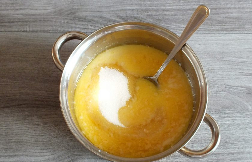 1. Этап. Сливочный щербет: Всыпьте сахар. Всё время помешивайте. Как только масса станет жидкой, варите 30 минут.