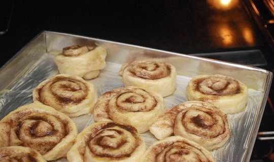 1. Этап. Улитки с корицей: 8. В разогретой до 190 градусов духовке выпекайте минут 20-25. Перед подачей улитки с корицей в домашних условиях можно полить сгущенкой, лимонной глазурью или на основе крем-сыра, например. Приятного чаепития!