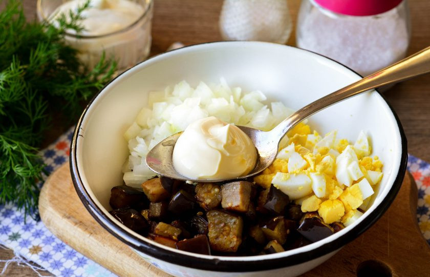 1. Этап. Теплый салат с баклажанами: Салат заправьте майонезом и добавьте специи по вкусу - соль, перец. Перемешайте и блюдо готово.