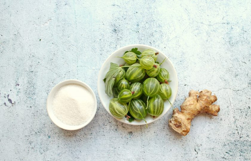 1. Этап. Варенье из крыжовника с имбирем: Подготовьте все необходимые ингредиенты для приготовления варенья из крыжовника с имбирем. Ягоды переберите, сполосните и удалите хвостики.