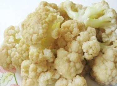 1. Этап. Цветная капуста в яйце: Отваренную капусту разбираем на соцветия.