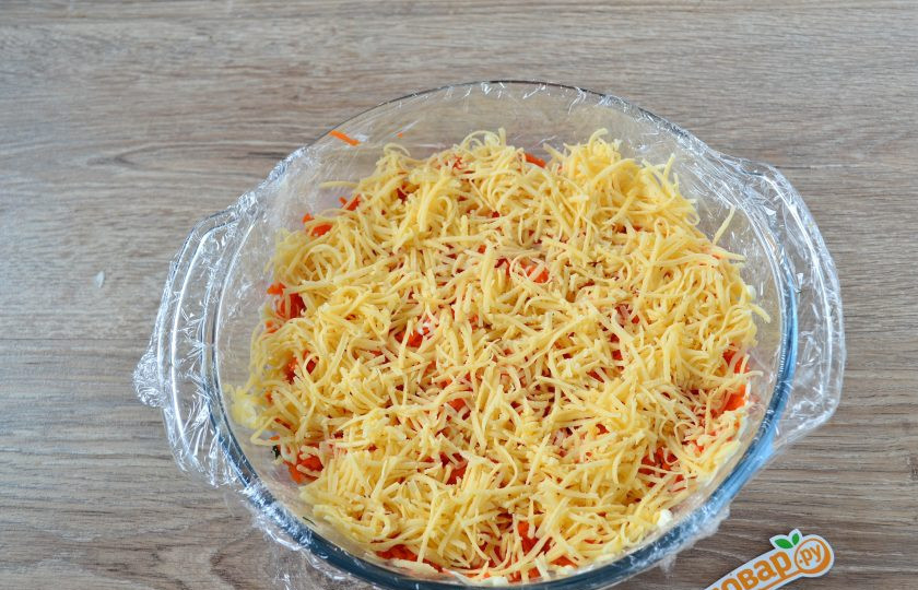 1. Этап. Салат Грибная поляна: Твердый сыр также натрите на мелкой терке и выложите следующим слоем.