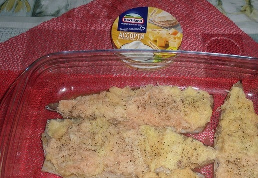 1. Этап. Запеченная скумбрия с овощами и сыром: На каждое рыбное филе выкладываем натертый картофель. Равномерно распределяем. Солис и перчим по вкусу.