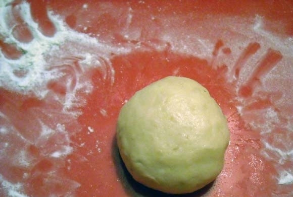 1. Этап. Картофельные шарики с начинкой: В центр выложите фарш. Сформируйте шарик.