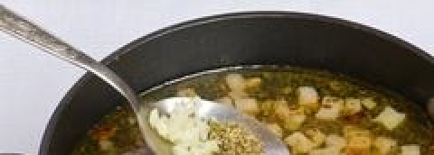 1. Этап. Суп в хлебе по-польски: Добавляем 2 зубчика чеснока и 0,5 ч. л. майорана, варим еще 4 минуты.