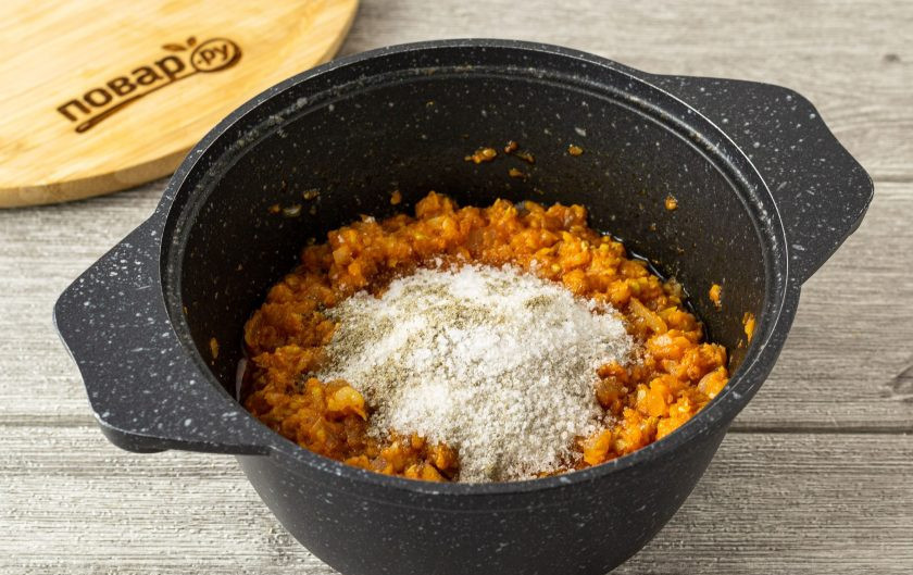 1. Этап. Кабачковая икра с майонезом: Далее добавьте лавровый лист, соль, перец и сахар. Все перемешайте и томите еще 45-60 минут, пока консистенция не станет мягкой и нежной. В конце влейте уксус.