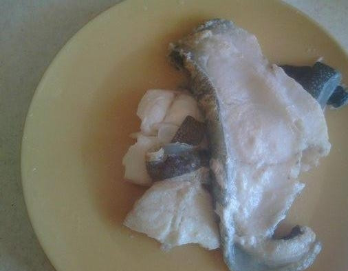 1. Этап. Суп из зубатки: Готовый бульон процедите, вытащив рыбу. Её разделите на небольшие кусочки, удалите косточки.