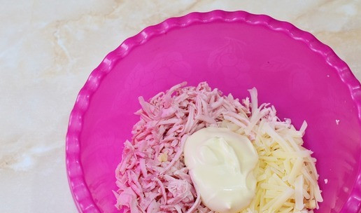 1. Этап. Трубочки с сыром и колбасой: Сыр и колбасу потрите на крупной терке и добавьте майонез. Все ингредиенты для начинки смешайте. Вместо майонеза можно взять сметану.